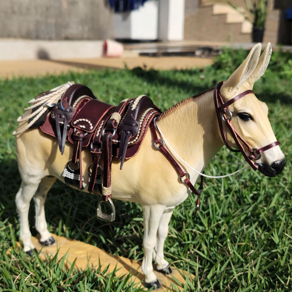 Miniatura Mula com Arreio Banana Completo – Artesanal